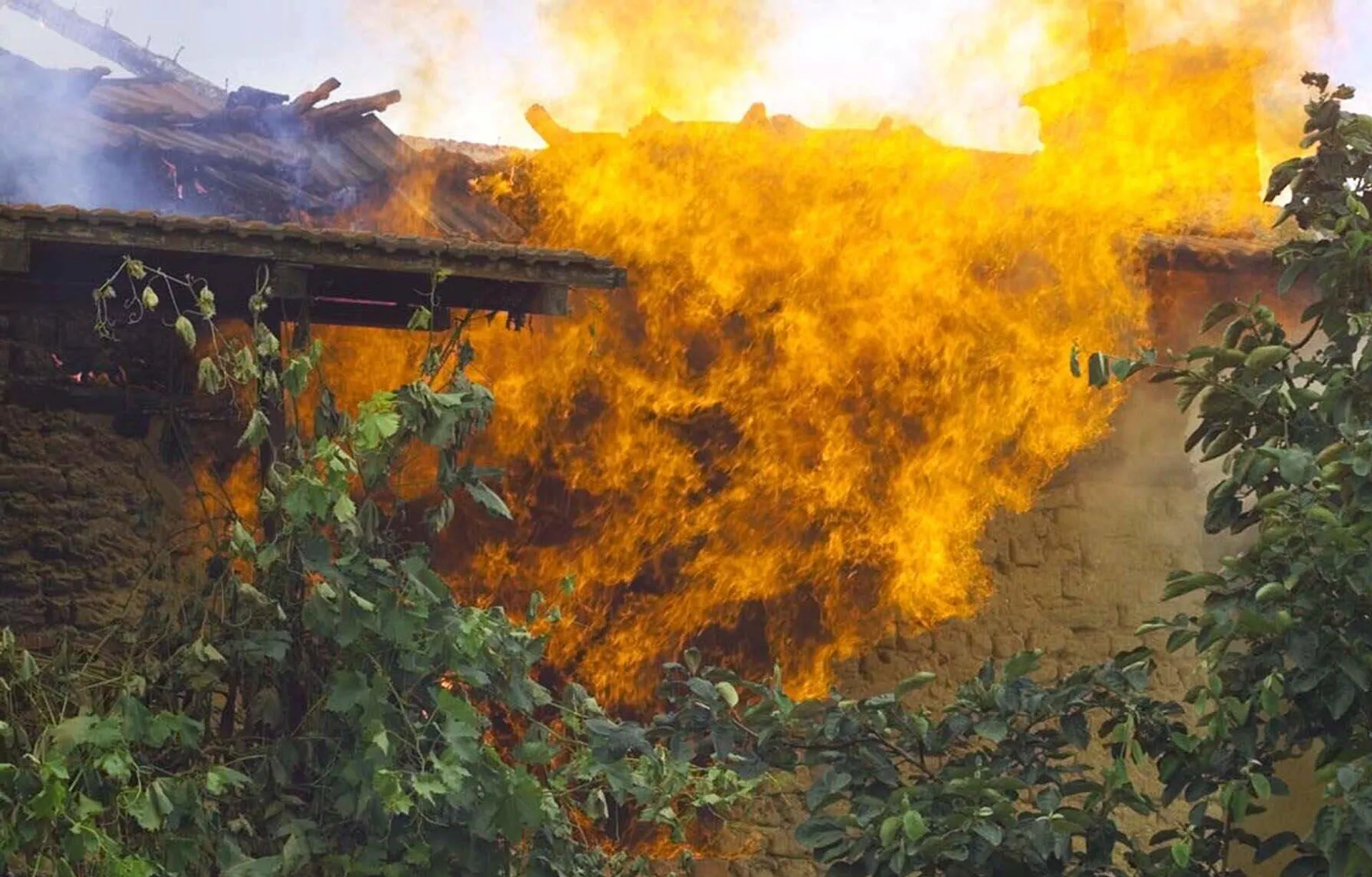 Запаљена кућа Драгана Николића, Србина из села Новаке, 1999. година Запаљена кућа Драгана Николића, Србина из села Новаке, 1999. година - Sputnik Србија, 1920, 17.03.2024