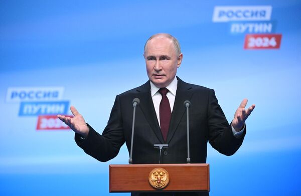 Kandidat za predsednika Rusije i aktuelni predsednik Vladimir Putin tokom govora u svom izbornom štabu 18. marta 2024. - Sputnik Srbija