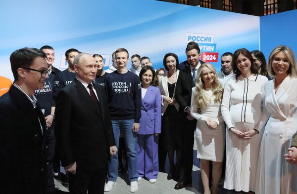 Владимир Путин на састанку са својим  сарадницима 17. марта 2024. - Sputnik Србија