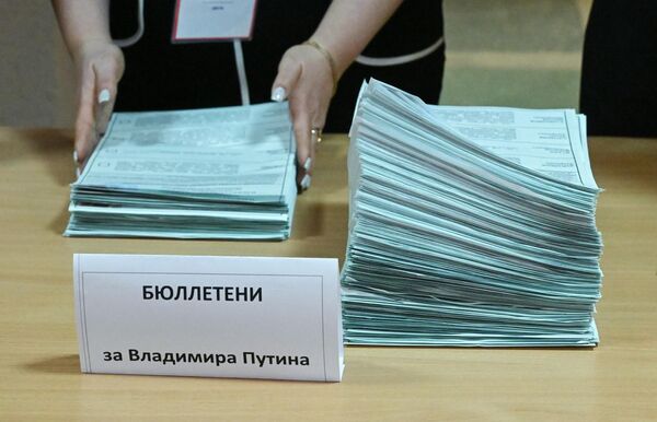 Prebrojavanje glasačkih listića u korist Vladimira Putina na predsedničkim izborim na biračkom mestu u Lugansku. - Sputnik Srbija