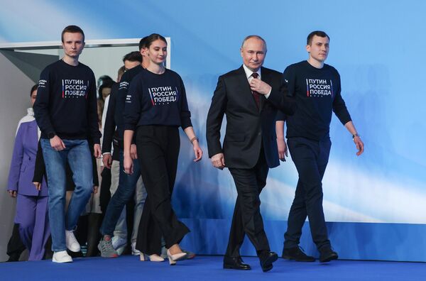 Kandidat za predsednika Rusije i aktuelni predsednik Rusije Vladimir Putin u poseti svom predizbornom štabu 17. marta 2024. - Sputnik Srbija