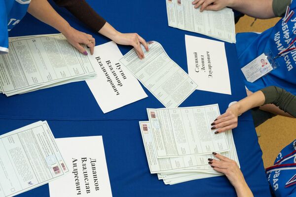 Prebrojavanje glasova na predsedničkim izborima Ruske Federacije na biračkom mestu broj 42 u Petropavlovsku Kamčatskom. - Sputnik Srbija