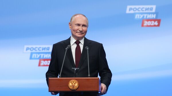 Кандидат в президенты РФ, действующий президент РФ Владимир Путин выступает перед журналистами в своем избирательном штабе - Sputnik Србија