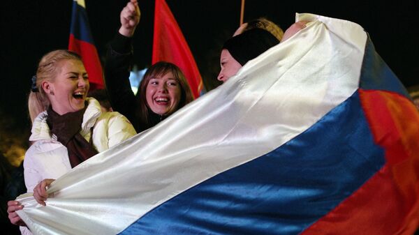 Жительницы Севастополя во время праздничного концерта в честь присоединения Крыма к Российской Федерации - Sputnik Србија