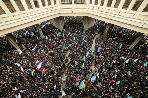 Учесници масовног митинга „Устаните у одбрану Крима“ код зграде Врховне раде Крима у Симферопољу. - Sputnik Србија