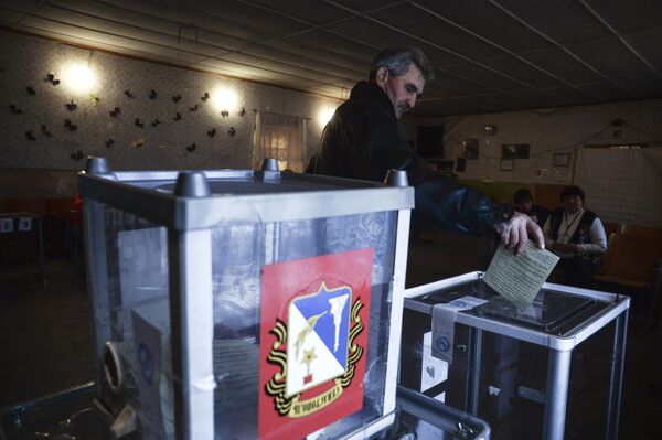 Glasanje na referendumu o statusu Krima na biračkom mestu u selu Široke. - Sputnik Srbija