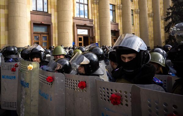 Bezbednosne snage tokom mitinga podrške referendumu o statusu Krima u blizini zgrade regionalne administracije u Harkovu. - Sputnik Srbija