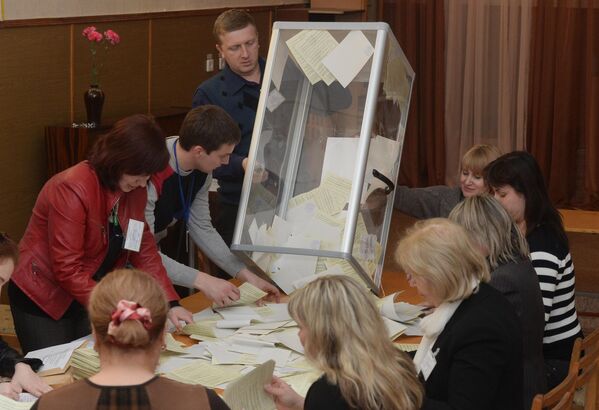 Prebrojavanje glasova referenduma o statusu Krima na jednom od biračkih mesta u Simferopolju. - Sputnik Srbija