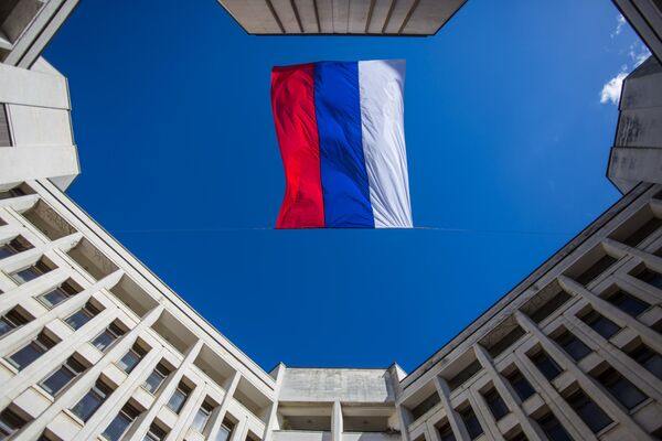 Zastava Rusije iznad zgrade Vrhovnog saveta Republike Krim u Simferopolju. - Sputnik Srbija
