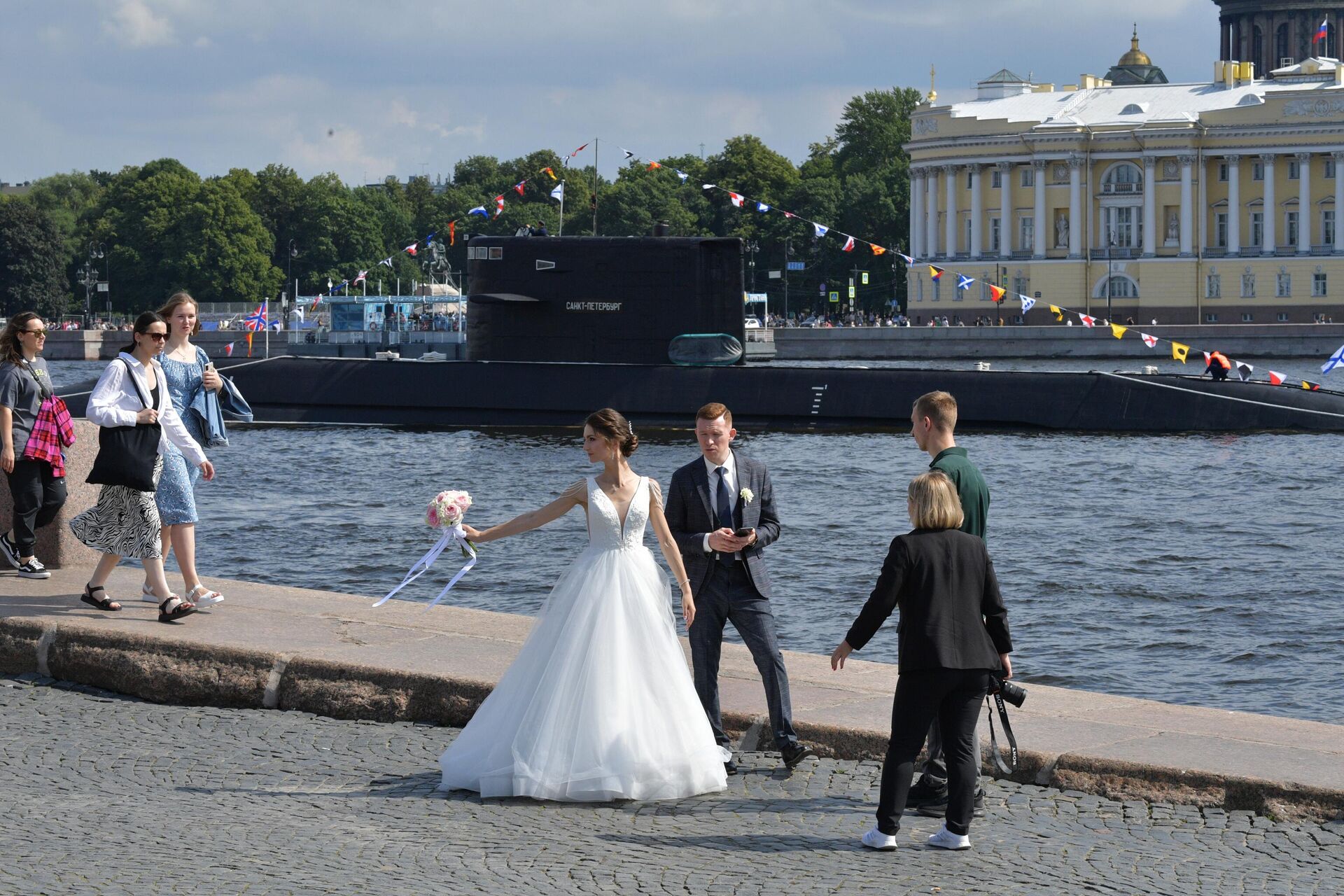 Дизель-электрическая подводная лодка Б-585 Санкт-Петербург в акватории реки Невы - Sputnik Србија, 1920, 17.09.2024