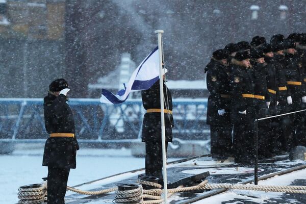 Vojni mornari na nuklearnoj podmornici „Imperator Aleksandar Treći“ tokom svečane ceremonije podizanja pomorske zastave u Severodvinsku. - Sputnik Srbija