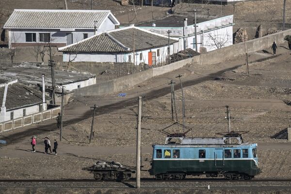 Fotografija snimljena 26. februara 2024. prikazuje vagon u severnokorejskom gradu Namjangu posmatrano iz grada Tumena u severoistočnoj kineskoj provinciji Jilin. - Sputnik Srbija