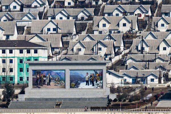 Ова фотографија снимљена 29. фебруара 2024. приказује севернокорејски град Чунгганг гледано из близине кинеског пограничног града Лињианга у североисточној кинеској провинцији Јилин. - Sputnik Србија