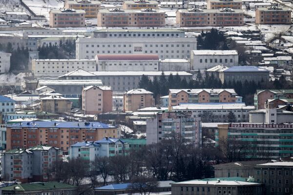 Севернокорејски град Хјесан посматрано из града Чангбаја у североисточној кинеској провинцији Јилин. - Sputnik Србија