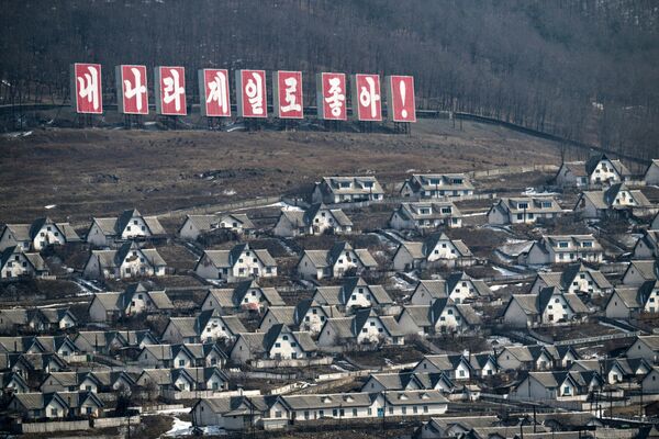 Severnokorejski grad Čunggangsa natpisom „Moja zemlja je najbolja“ gledano iz blizine kineskog pograničnog grada Linjianga u severoistočnoj kineskoj provinciji Jilin. - Sputnik Srbija