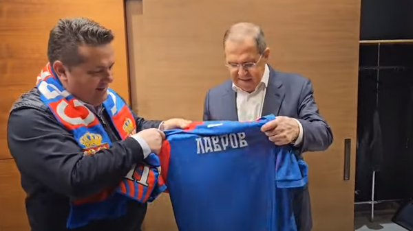 Nenad Stevandić uručio Sergeju Lavrovu rođendanski poklon — dres banjalučkog Borca  - Sputnik Srbija