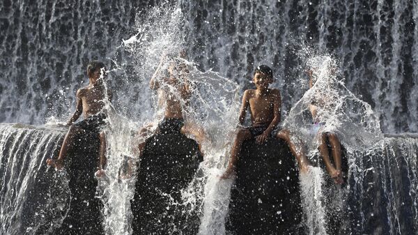 Дети купаются в реке Унда в преддверии Всемирного дня воды в Клунгкунге, Бали, Индонезия - Sputnik Србија