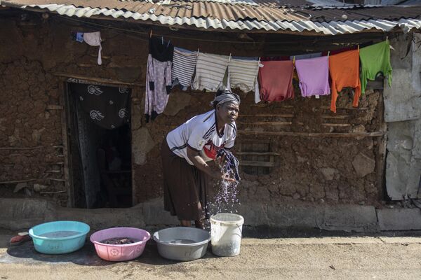 Жена пере веш испред своје куће у сиротињској четврти Матаре у Најробију 21. марта 2024. - Sputnik Србија
