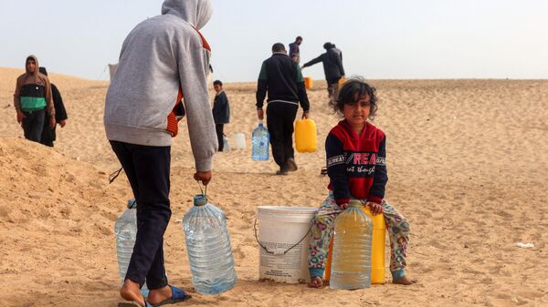 Палестинцы доставляют воду в лагерь для беженцев в Рафахе на юге сектора Газа - Sputnik Србија