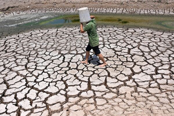 Napuklo korito isušenog jezera u južnoj vijetnamskoj provinciji Ben Tre 19. marta 2024. - Sputnik Srbija