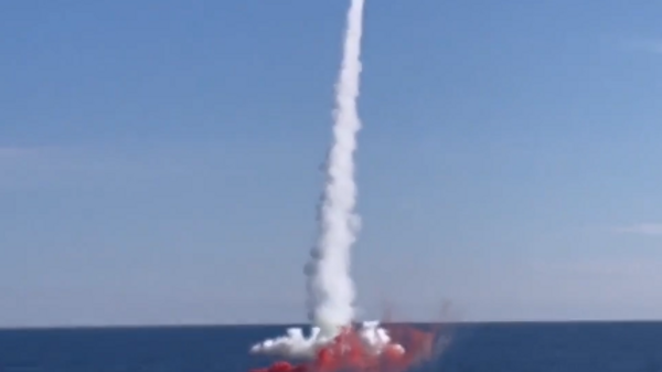 Ispaljivanje rakete sa podmornice „Volhov” - Sputnik Srbija