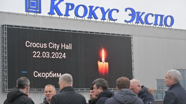 Odavanje počasti žrtvama terorističkog napada u Moskvi. - Sputnik Srbija