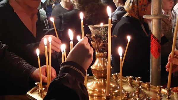 U ruskoj crkvi Svete Trojice u Beogradu, služen parastos za žrtve terorističkog napada u „Krokus siti holu“ u Moskvi - Sputnik Srbija