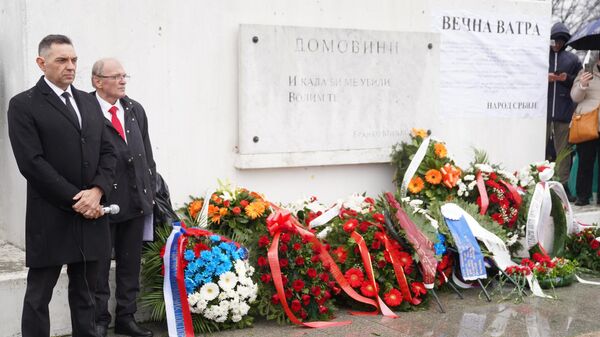 Aleksandar Vulin položio venac na spomenik svim žrtvama NATO agresije Večna vatra - Sputnik Srbija