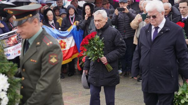 Ambasador Rusije Aleksandar Bocan-Harčenko položio je cveće na spomenik svim žrtvama NATO agresije Večna vatra - Sputnik Srbija