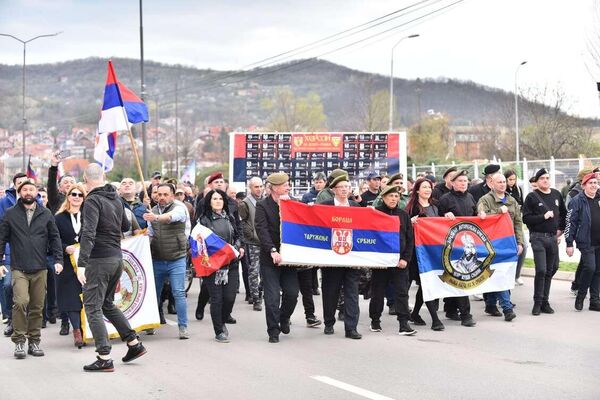 Дефиле косовских хероја који су учествовали у борбеним дејствима 1999. године  - Sputnik Србија
