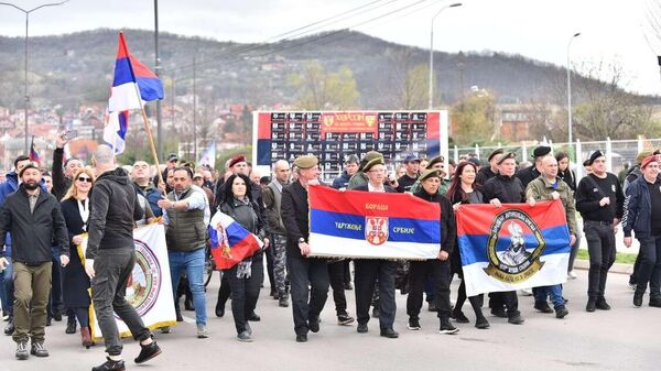 Defile kosovskih heroja koji su učestvovali u borbenim dejstvima 1999. godine  - Sputnik Srbija