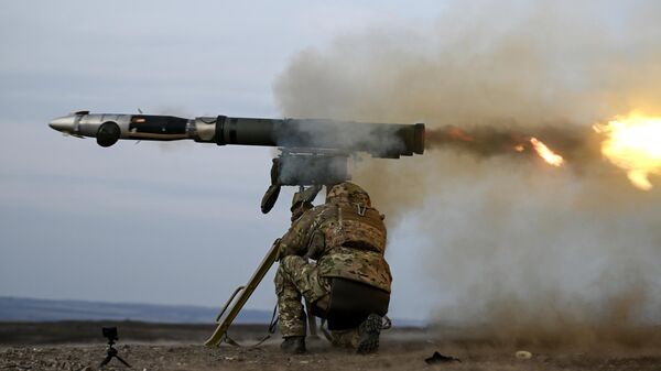 Ruski vojnik ispaljuje raketu iz prenosivog raketnog sistema kornet u zoni specijalne vojne operacije - Sputnik Srbija