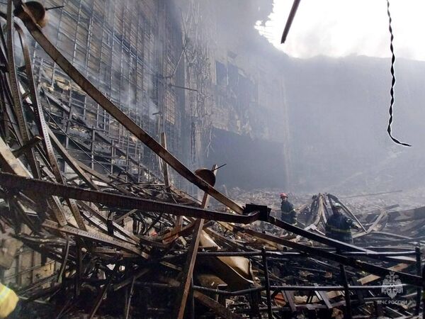 Pripadnici Ministarstva za vanredne situacije raščišćavaju ruševine u „Krokusu“. - Sputnik Srbija