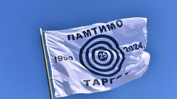 Застава са знаком мете (таргет) која је обележила дане отпора српског народа НАТО агресији током бомбардовања на СР Југославију 1999. године, постављена је на кров Руског дома у Београду   - Sputnik Србија
