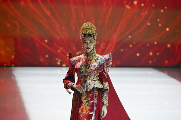 Манекенка представља креацију из колекције „Loolayy“ аутора Zhang Xiaoqi током Кинеске недеље моде у Пекингу. - Sputnik Србија