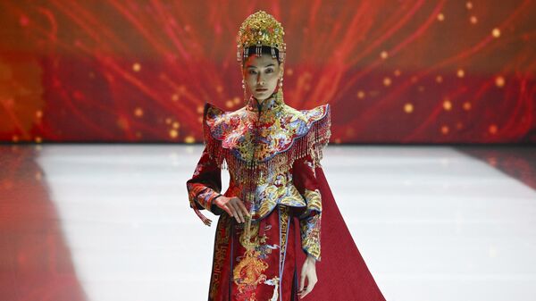 Модель на модном показе дизайнера Zhang Xiaoqi в Пекине - Sputnik Србија