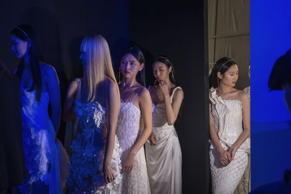 Manekenke se pripremaju u bekstejdžu za reviju Xiangqiao Sheng tokom Kineske nedelje mode u Pekingu. - Sputnik Srbija