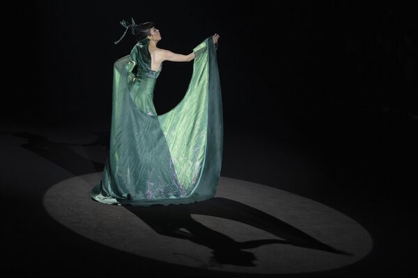 Model prikazuje kreaciju autora Botaoa tokom Kineske nedelje mode, u Pekingu. - Sputnik Srbija