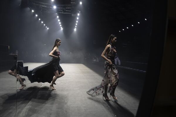 Manekenke hodaju modnom pistom tokom Kineske nedelje mode u Pekingu. - Sputnik Srbija