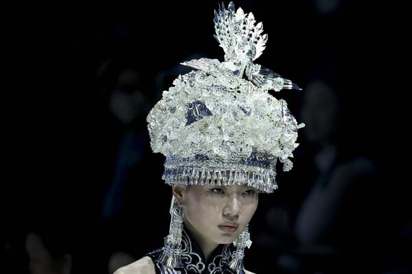 Manekenka predstavlja kreaciju iz kolekcije „Loolayy“ autora Zhang Xiaoqi tokom Kineske nedelje mode u Pekingu. - Sputnik Srbija