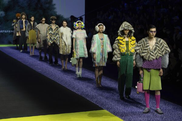 Modeli predstavljaju najnoviji dizajn na sajmu Wei Yi China tokom Kineske nedelje mode u Pekingu. - Sputnik Srbija