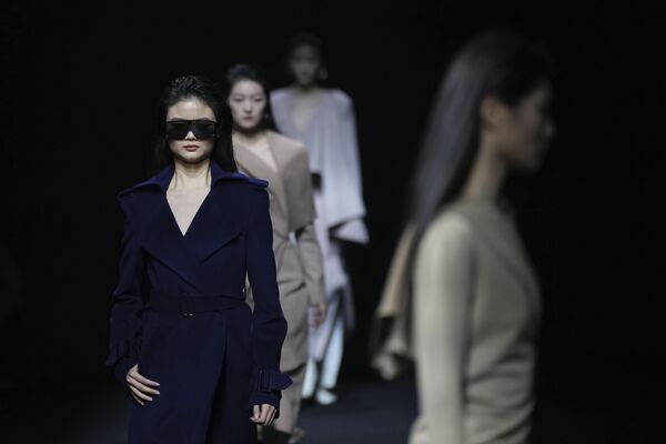 Представљање креација Иминг Тејлора током Кинеске недеље моде у Пекингу. - Sputnik Србија