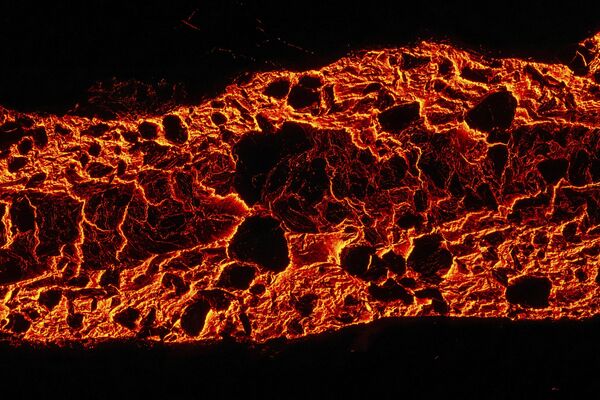 Ово је седма ерупција на полуострву Рејкјанес од 2021. када су геолошки системи који су били неактивни око 800 година поново постали активни. - Sputnik Србија