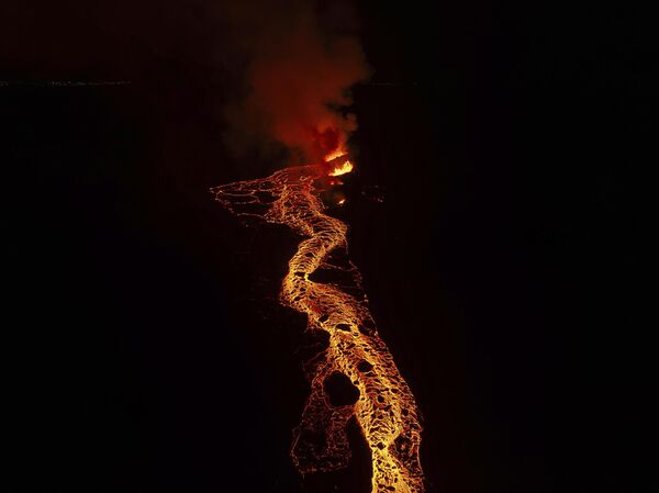 Магма се гомилала под земљом на полуострву Рејкјанес, у близини главног града Исланда Рејкјавика, од последње ерупције у фебруару, што је навело власти да упозоре на могућност скоре ерупције - Sputnik Србија