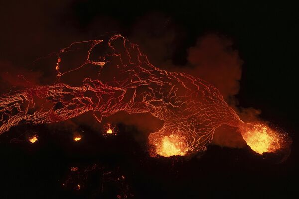 На фотографији лава тече из вулкана у близини града Гриндавик на Исланду. - Sputnik Србија