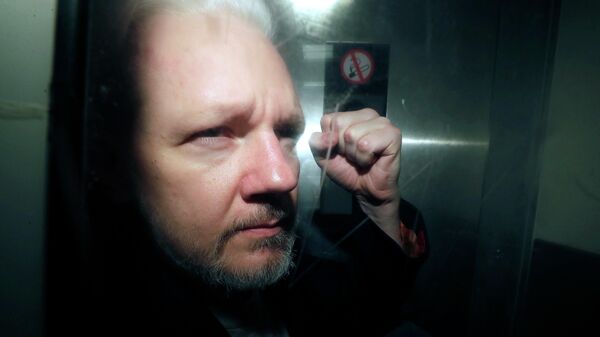 Основателя WikiLeaks Джулиана Ассанжа забирают из здания суда в Лондоне - Sputnik Србија