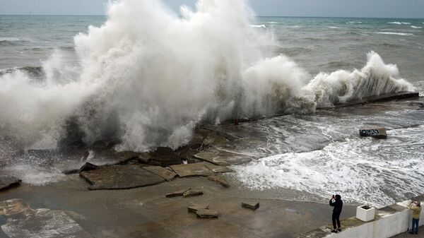 Люди фотографируют штормовые волны на Черном море в Сочи - Sputnik Србија
