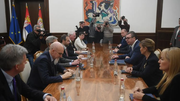 Predsednik Srbije Aleksandar Vučić  sa predstavnicima Kvinte i EU. - Sputnik Srbija