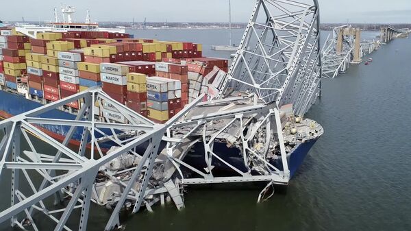 Грузовое судно Дали застряло под частью конструкции моста Фрэнсиса Скотта Ки после того, как корабль врезался в мост, Балтимор, США - Sputnik Србија