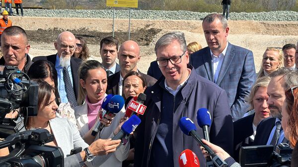 Predsednik Srbije Aleksandar Vučić obilazi radove na rekonstrukciji pruge Niš-Dimitrovgrad  - Sputnik Srbija